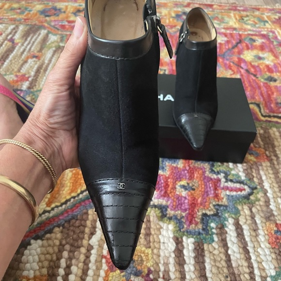 🔥Sale 🔥 Chanel Black Leather/Suede CC Pointed Toe Ankle Booties - Picture 3 of 11